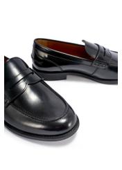 Czarne skórzane mokasyny męskie BUTYM-0538-99(W26), zbliżenie na detal produktu, widok na białym tle.