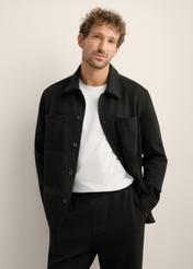 Męska koszula dzianinowa oversize KOSMT-0366-99(Z26). Widok produktu z przodu na modelu. Widoczna połowa sylwetki. 