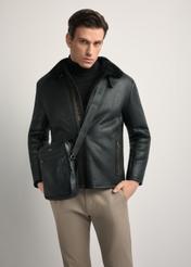 Czarna skórzana torba męska z logo TORMS-0297A-99(Z25) - widok produktu po skosie, na modelu, na białym tle. Widoczna sylwetka do kolan.