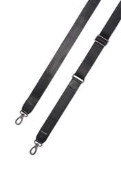 Czarna skórzana torba na laptopa TORMS-0496-99(W26) - zbliżenie na detal, na białym tle. 