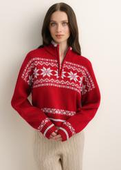 Czerwony sweter damski z norweskim wzorem SWEDT-0273-4B(Z26), widok produktu z przodu na modelce. Widoczna połowa sylwetki. 