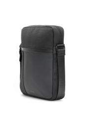 Męska torba miejska w kolorze czarnym TORMN-0402-99(W26) - widok produktu po skosie, na białym tle. 