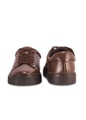 Brązowe skórzane buty sportowe BUTYM-0503-89(Z25) - widok produktu z przodu i z tyłu na białym tle. 