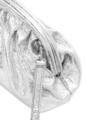 Srebrna skórzana torebka damska TORES-1175-92(Z25), zbliżenie na detal produktu na białym tle.