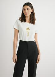 Kremowy T-shirt damski z logo TSHDT-0155-0B(W26), widok produktu z przodu na modelce. Widoczna połowa sylwetki.