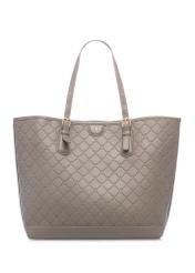 Jasnobrązowa torebka shopper z monogramem TOREC-1181-1K(W26) - widok produktu z przodu, na białym tle. 