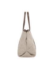 Beżowa torebka shopper w jodełkę TOREC-1330-1P(Z26) - widok produktu z boku, na białym tle. 