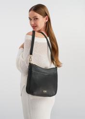 Czarna skórzana torebka damska na ramię TORES-1115-99(W25) widok skosu na sylwetce modelki na białym tle.
