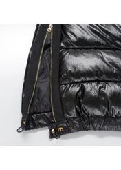 Czarna kurtka damska z połyskującego materiału KURDT-0334-99(Z21)