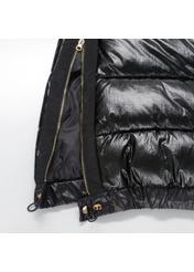 Czarna kurtka damska z połyskującego materiału KURDT-0334-99(Z21)-08