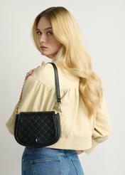 Listonoszka damska w kolorze czarnym TOREC-1179-9P(W26), widok produktu z przodu na modelce. Widoczna połowa sylwetki.