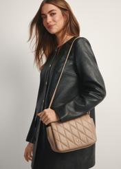 Beżowa torebka damska z przeszyciami TOREC-1151-1D(W26), widok produktu od przodu na modelce, widoczna połowa sylwetki.