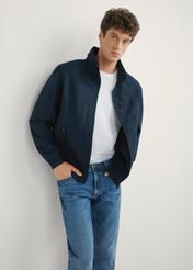 Granatowa przejściowa kurtka męska KURMT-0414-7D(W26), widok produktu z przodu na modelu. Widoczna połowa sylwetki.