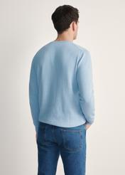 Niebieski sweter męski z logo SWEMT-0159A-61(Z25), widok produktu z tyłu na modelu. Widoczna połowa sylwetki.