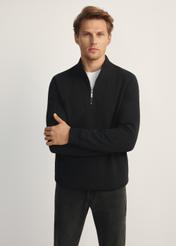 Czarna bluza męska bez kaptura BLZMT-0067-99(Z25), widok produktu z przodu na modelu. Widoczna połowa sylwetki.