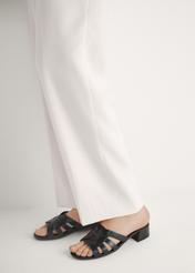 Skórzane klapki damskie na słupku BUTYD-1265-99(W26), widok produktu z boku na stopach modelki.