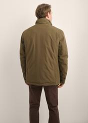 Kurtka męska przejściowa w kolorze khaki KURMT-0437-8D(Z26), widok produktu z tyłu na modelu. Widoczna połowa sylwetki.