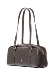 Ciemnobrązowa torebka na ramię TOREC-1233-1I(W26), widok produktu skosem na białym tle.