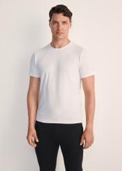 Zestaw T-shirtów męskich basic ZESMT-0040-00(KS),widok produktu z przodu na modelu na białym tle. Widoczna połowa sylwetki.