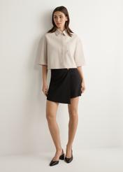 Czarne spódnico-spodenki damskie SZODT-0008-99(W26), widok produktu z przodu na modelce. Widoczna cała sylwetka.