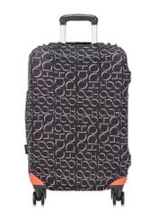 Pokrowiec na średnią walizkę z monogramem AW-013-0001-98-M(W25), widok produktu na walizce na białym tle.