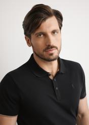 Czarna koszulka polo męska z bawełny POLMT-0045B-99(W25), zbliżenie na produkt na sylwetce modela.