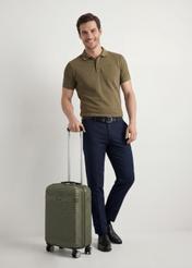 Walizka mała na kółkach WALAB-0040-55-19(W25), widok produktu skosem przy modelce, widoczna cała modelka.