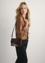 Brązowa mała skórzana torebka croco TORES-1233-1H(W26), widok produktu na ramieniu modelki. Widoczna połowa sylwetki.