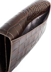 Brązowy portfel damski croco PORES-0954-89(W25) - zbliżenie na detal na białym tle. 