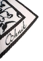 Beżowa apaszka damska w czarne wzory SZADT-0172-1P(W26), zbliżenie na detal produktu na białym tle.