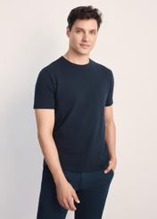 Granatowy bawełniany T-shirt męski TSHMT-0120-69(Z25), widok produktu od przodu na modelu, widoczna połowa sylwetki.