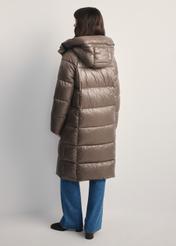 Długa pikowana kurtka damska KURDT-0609-82(Z25), widok produktu z tyłu na modelce. Widoczna cała sylwetka.