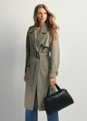 Czarna skórzana biznesowa torba damska TORES-1240-99(W26), widok produktu od przodu na modelce, widoczna połowa sylwetki.