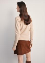 Beżowy sweter damski z golfem SWEDT-0241-80(Z25), widok produktu z tyłu na modelce. Widoczna połowa sylwetki.