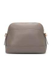 Jasnobrązowa torebka damska z monogramem TOREC-1180-1K(W26), widok produktu z tyłu na białym tle.