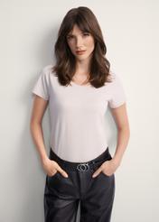 Beżowy T-shirt damski basic TSHDT-0111-81(KS), widok produktu z przodu na modelce. Widoczna połowa sylwetki.