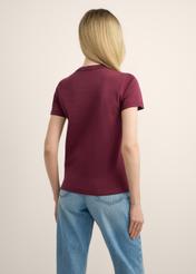 Bordowy bawełniany T-shirt damski TSHDT-0144-4D(Z26), widok produktu z tyłu na modelce. Widoczna połowa sylwetki.