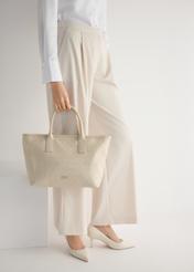 Kremowe skórzane czółenka damskie BUTYD-1031A-0B(W26), widok produktu od boku na modelce, widoczna połowa sylwetki.