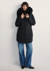 Czarna kurtka damska z futrem naturalnym lisa KURDT-0594-99(Z25) - widok produktu z przodu na modelce na białym tle. Widoczna cała sylwetka.  