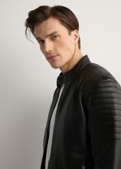 Czarna skórzana kurtka męska KURMS-0394-99(W26), zbliżenie na detal produktu, widok na modelu.