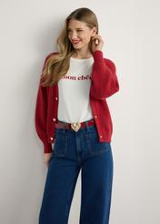 Czerwony kardigan damski KARDT-0062-4B(W26), widok produktu z przodu na modelce. Widoczna połowa sylwetki.