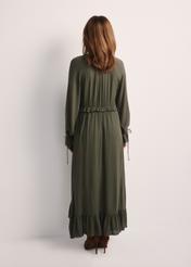 Sukienka maxi w kolorze khaki SUKDT-0248-55(Z25). produkt widoczny z tyłu, widoczna cała sylwetka.
