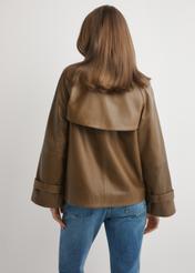 Skórzana kurtka damska w kolorze khaki KURDS-0604-8D(W26), widok produktu z tyłu na modelce. Widoczna połowa sylwetki.