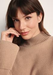Camelowy sweter damski z wełny SWEDT-0244-24(Z25), zbliżenie produktu na modelce na jasnym tle.