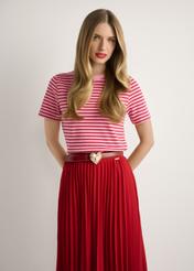 Różowy T-shirt damski w paski TSHDT-0150-5P(W26), widok produktu z przodu na modelce. Widoczna połowa sylwetki.