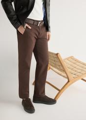 Ciemnobrązowe skórzane buty sportowe BUTYM-0503A-1I(W26), widok produktu z boku na stopach modela.