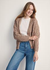 Kardigan damski w kolorze camelu KARDT-0054-24(Z25) - widok produktu z przodu na białym tle. Widoczna połowa sylwetki.