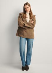 Brązowy wełniany płaszcz damski z kapturem PLADT-0064-89(Z25), widok produktu przodem na modelce, widoczna cała sylwetka.