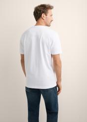 Biały bawełniany T-shirt męski TSHMT-0158-0A(Z26), widok produktu z tyłu na modelu. Widoczna połowa sylwetki.