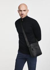 Czarna torba męska TORMN-0266C-99(Z25), widok produktu na modelu. Widoczna połowa sylwetki.